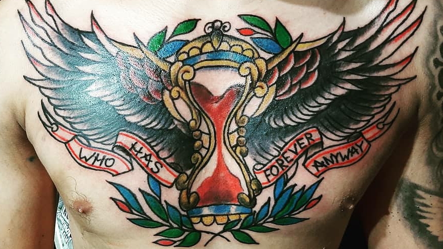 Fotografía real de tatuaje detallado en antebrazo en Tatuajes Tata Piercing